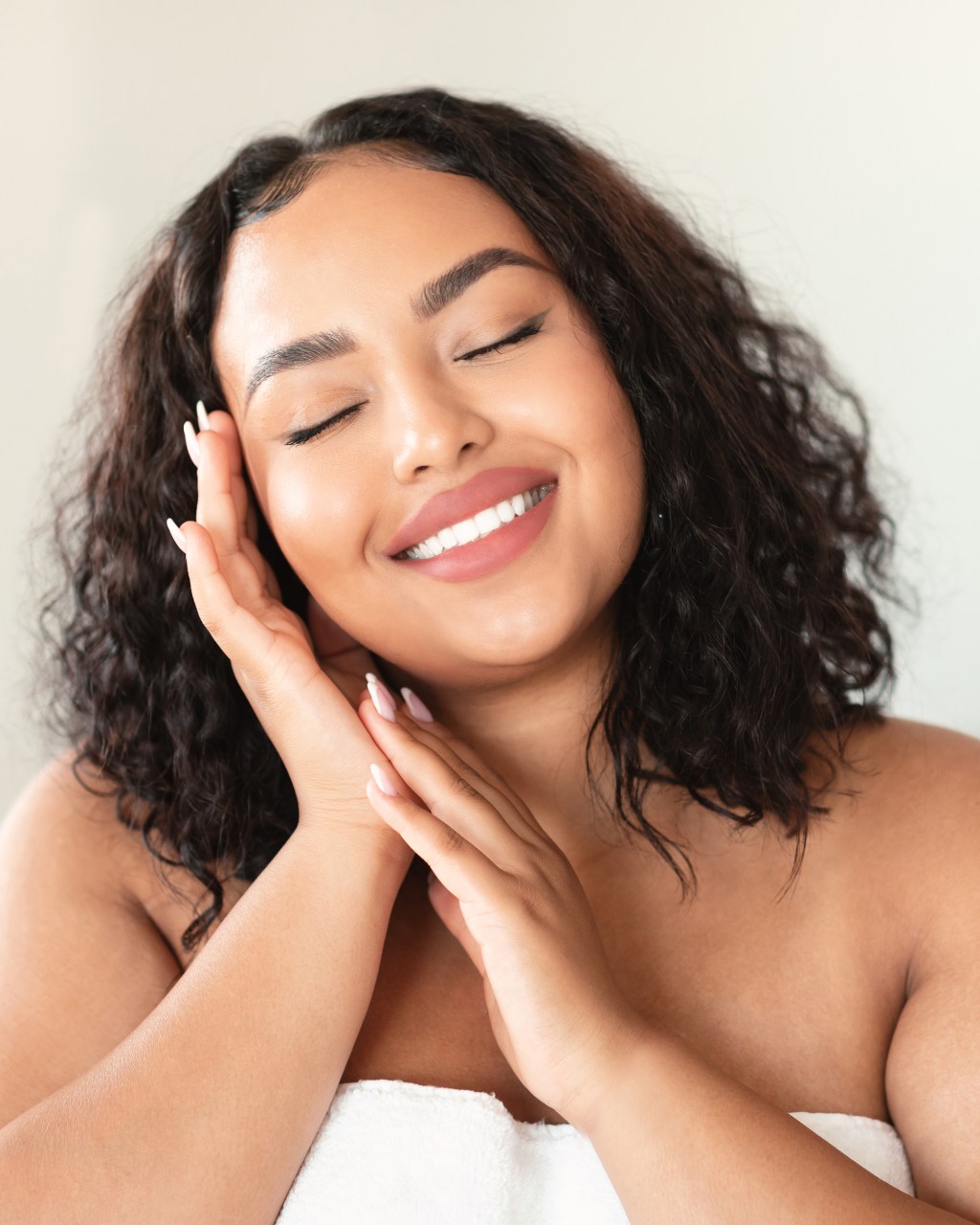 Hidratar é cuidar! 03 benefícios invisíveis de uma pele bem&nbsp;tratada